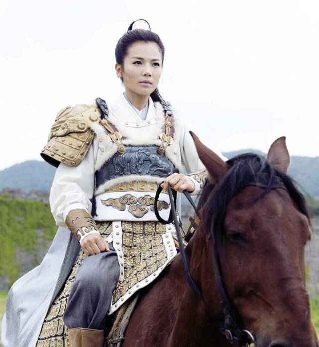 女明星穿铠甲_古装剧女将军_女明星穿盔甲
